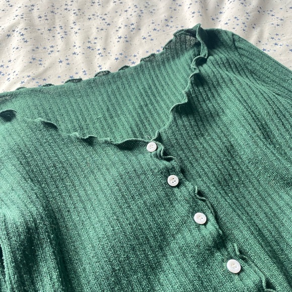 Women’s long sleeve v-neck button crop top. In great condition! - Picture 2 of 2